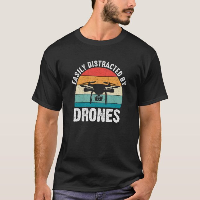 Easily Distracted by Drones Drone Pilot Enthusiast T-Shirt (Vorderseite)