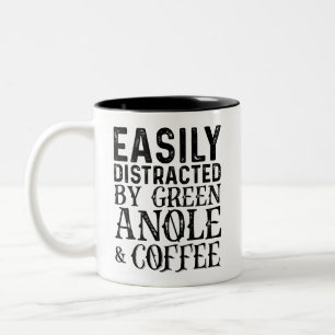 Easily Distracted By Green Anole And Coffee Zweifarbige Tasse