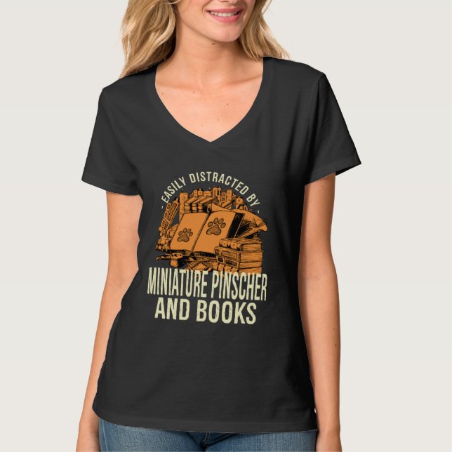 Easily Distracted By Miniature Pinscher And Books  T-Shirt (Vorderseite)
