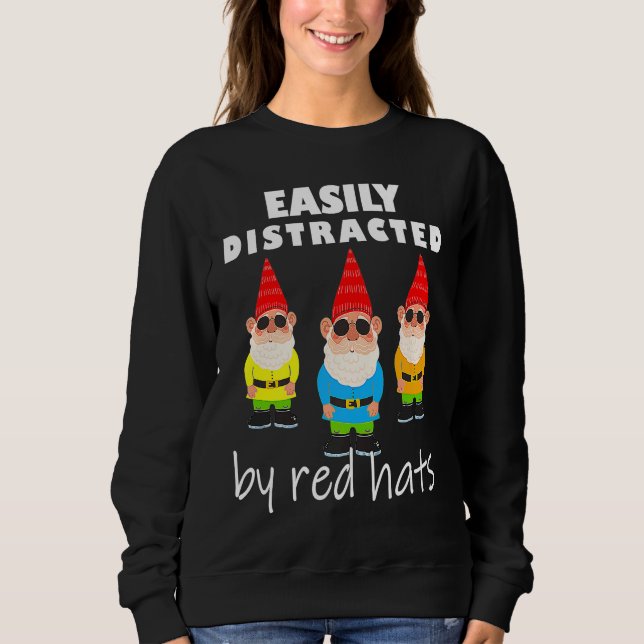 Easily distracted by red hats Cool gnome garden Sweatshirt (Vorderseite)