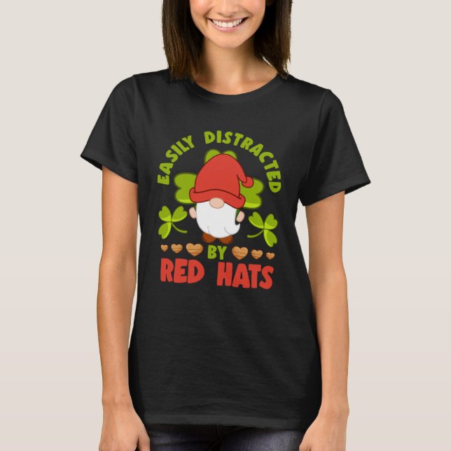 Easily Distracted By Red Hats Yard Garden Gnome T-Shirt (Vorderseite)