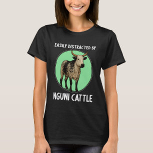Easily Distracted durch Nguni-Rinder Nguni-Bulle T-Shirt