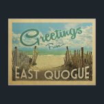 East Quogue Postcard Beach Vintage Reise Postkarte<br><div class="desc">Dieses Greetings From East Quogue Vintage Postkartendesign besticht durch einen Sandstrand mit türkisblauem Meerwasser und einen blauen Himmel mit blauen,  blauen Wolken. Im Vintage Reisen Stil.</div>