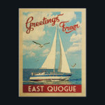 East Quogue Postcard Sailboat Vintag New York Postkarte<br><div class="desc">Dieses Greetings From East Quogue New York Vintage nautical design bietet ein Boot,  das auf dem Wasser mit Möwen segelt und einen blauen Himmel voller prächtiger puffiger weißer Wolken.</div>