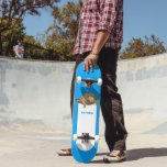 Eastern Box Turtle Bright Blue Personalisiert Skateboard<br><div class="desc">Fügen Sie Ihren eigenen Namen oder Ihre Nachricht hinzu,  um ein personalisiertes Geschenk für Ihren Lieblings-Skateboarder zu erstellen. Dieses Skateboard verfügt über ein Foto einer Ostkastenschildkröte vor einem hellblauen gemusterten Hintergrund.</div>