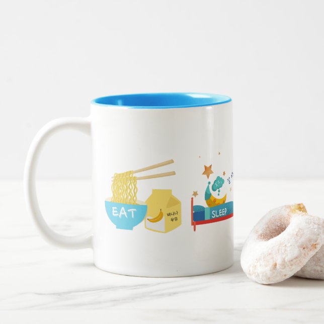 EAT SLEEP K-DRAMA REPEAT (Personalisieren) AKTUALI Zweifarbige Tasse (Mit Donut)