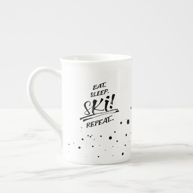 Eat Sleep Ski Repeat - Specialty Mug Prozellantasse (Links)