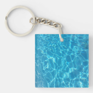 Eau de piscine bleu ciel cristallin