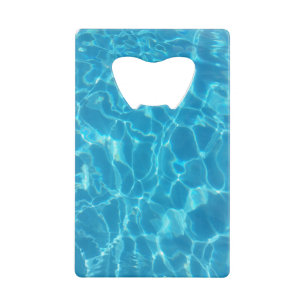 Eau de piscine bleu ciel cristallin