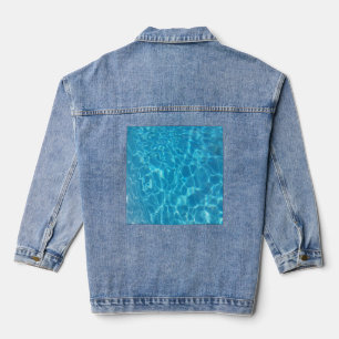 Eau de piscine bleu ciel cristalline