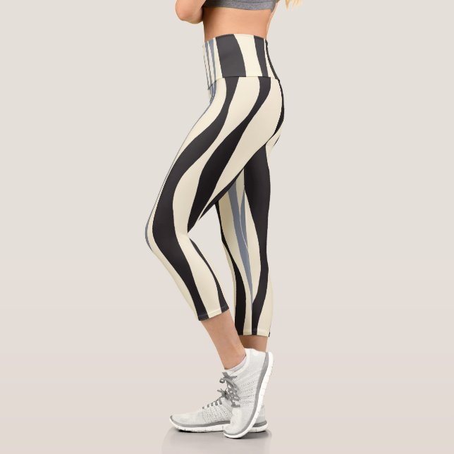 Ebb und Fluss in Schwarz, Grau und Creme Capri Leggings (Links)