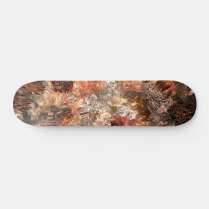 Ebenen von Kristallen mit rustikaler Färbung Skateboard