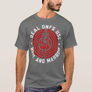 Echte benutzen den Bogenschießbock für Knochen und T-Shirt