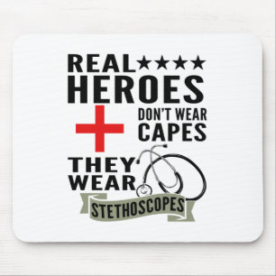 Echte Helden tragen keine Kapen, sie tragen Stetho Mousepad
