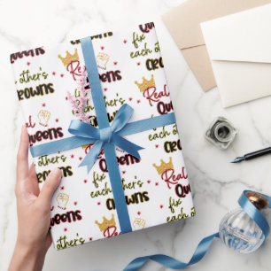 Echte Königinnen reparieren gegenseitig ihre Krone Geschenkpapier