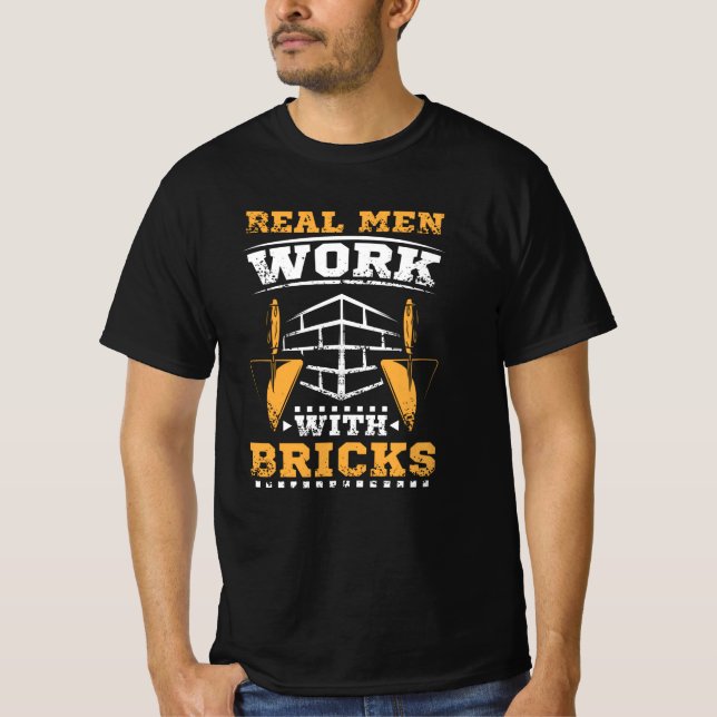 Echte Männer arbeiten mit Ziegeln, Ziegelschicht T-Shirt (Vorderseite)