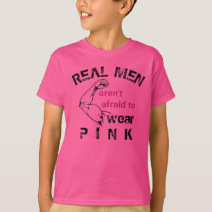 Echte Männer haben keine Angst, rosa Tee zu trage