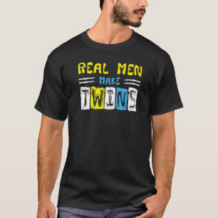 Echte Männer machen zwei Frauen zu zwei T-Shirt