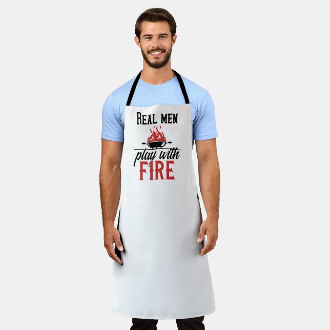 Echte Männer spielen mit Feuer BBQ Schürze (Getragen)
