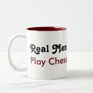 Echte Männer spielen Schach Zweifarbige Tasse