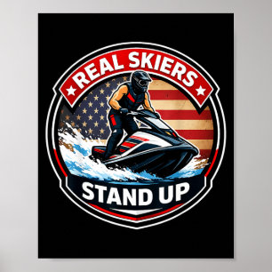 Echte Skifahrer stehen auf Jetskifahrer Jet-Ski-Be Poster