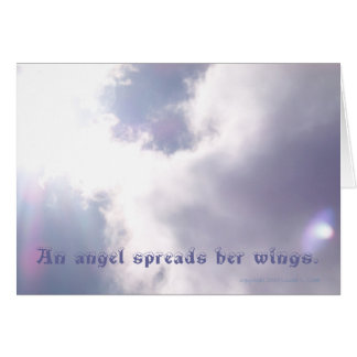 echte Wolke Ein Engel breitet ihre Flügel aus.