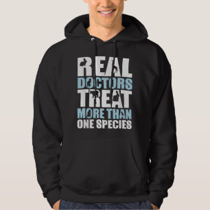 Echter Arzt behandelt mehr als eine Spezies Veteri Hoodie
