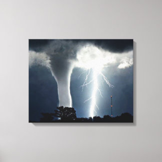 Éclair et toile enveloppée de tornade