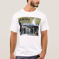 Écoulement d'Aikido comme le T-shirt de l'eau
