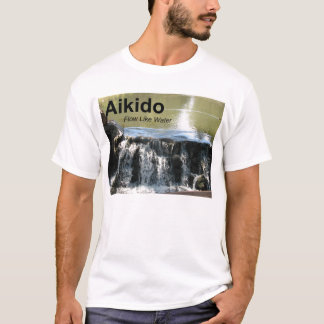 Écoulement d'Aikido comme le T-shirt de l'eau