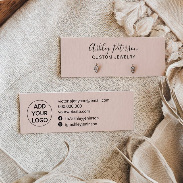 Écran simple en clous rose pastel (Simple pastel blush pink studs earrings display)