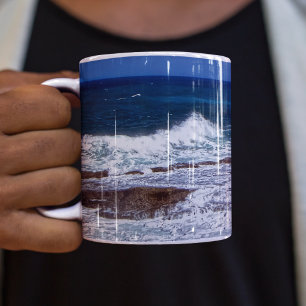 Écraser Des Vagues Sur Des Rochers De Mug