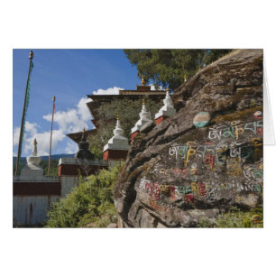 Écriture bhoutanaise sur des rochers et chortens n