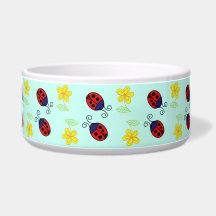 La petite coccinelle rouge choie la cuvette