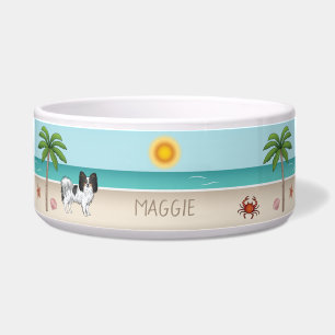 Écuelle Tricolor Papillon Dog À Une Plage Tropicale D'Été