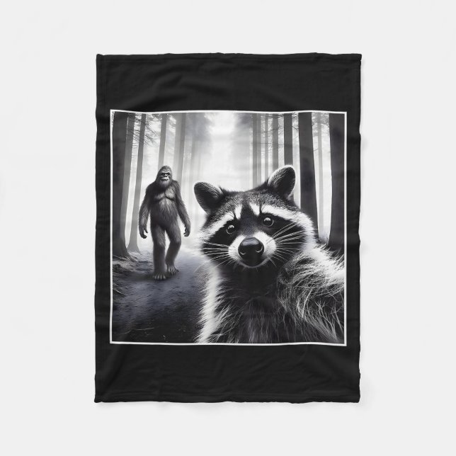 Ed Raccoon Selfie With Sasquatch Bigfoot Funny Rac Fleecedecke (Vorderseite)