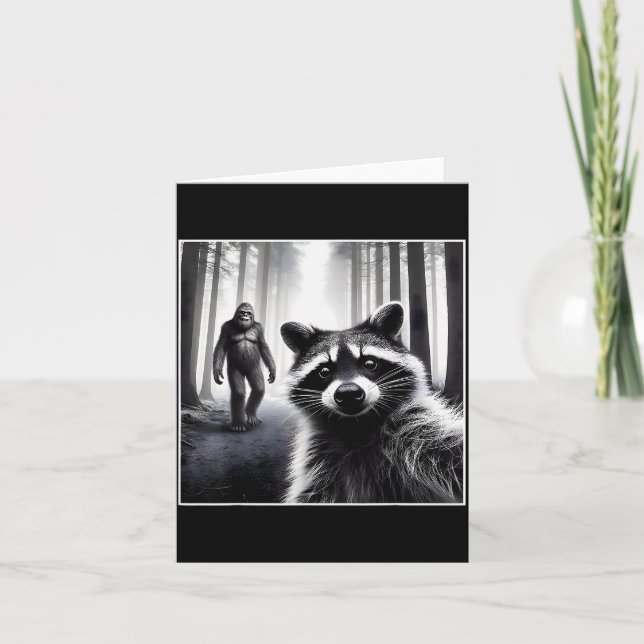 Ed Raccoon Selfie With Sasquatch Bigfoot Funny Rac Karte (Vorderseite)