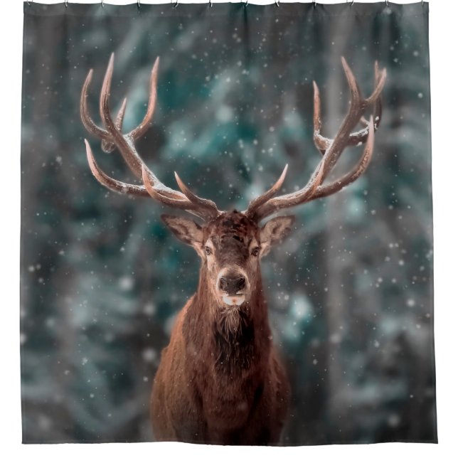 Edelhirsche männlich im Winterschneewald. Künstler Duschvorhang (Vorderseite)