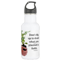 Edelstahl-Wasser-Flasche gepflanzt im Glauben