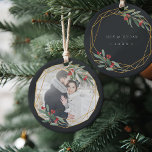 Edelstein | FOTO Keramik Ornament<br><div class="desc">Elegantes Weihnachtsschmuck aus Foto mit einem beliebten Foto umrahmt von einem geometrischen Rahmen aus Imitaten mit Goldfolie, grünem Wasserfarbenfolien und roten Beeren. Fügen Sie in einem passenden Rahmen Ihre Namen und das Jahr oder eine benutzerdefinierte Meldung auf der Rückseite des Fensters hinzu.</div>