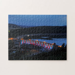 Edersee beleucht ete Staumauer am abend