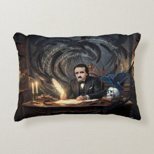Edgar A. Poe komponiert The Raven in gotischen Trä Dekokissen