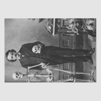 Edgar Allan Poe Holding a Skeleton Halloween Art Seidenpapier