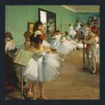 Edgar Degas The Dance Class Ballerina Painting Poster<br><div class="desc">Schönes Vintages impressionistisches Gemälde aus dem 18. Jahrhundert des berühmten Malers Edgar Degas. Dieses Portrait enthält Tänzer der Ballerina in grünen Tönen während des Unterrichts. Klassisches Kunstwerk eines Ballettstudios vor einem Erwägungsgrund,  in dem die Ballerinas,  die Backstage praktizieren,  aufgeführt werden.</div>