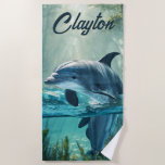 Editable Dolphin Strandtuch<br><div class="desc">Dieses wunderschöne Badetuch ist mit einem Delphin und einem essbaren Namen ganz oben ausgestattet. Genießen Sie Ihr neues bedienerfreundliches Dolphin Beach Handtuch!</div>