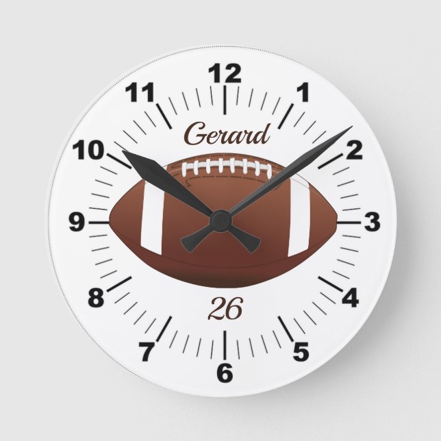 Editierbarer Brauner Fußball mit Name und Teamnumm Runde Wanduhr (Vorderseite)