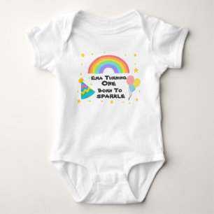 Editierbarer Wachsmalstift-Stil – Regenbogen-Feier Baby Strampler