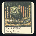 Editierbares Vintages Buchzeichen für Speisen und  Quadratischer Aufkleber<br><div class="desc">Dieser schöne, bearbeitbare Aufkleber zeigt eine Vintage Abbildung einer Eule und Bücher. Unten sind die Worte "ex libris" und ein Name. Der Name ist editierbar, sodass Sie ihn ändern können, sowie den Stil, die Größe und die Farbe des Schriftartes. Kunstkredit: Skara kommun, 2012. Genießen Sie Ihre neue bearbeitbare Vintage Owl...</div>