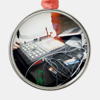 EDM DJ mischende Musik an einer Untergrundshow Silbernes Ornament