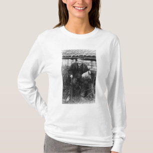 Edward Bingham, der ein seines Schlosses hält T-Shirt